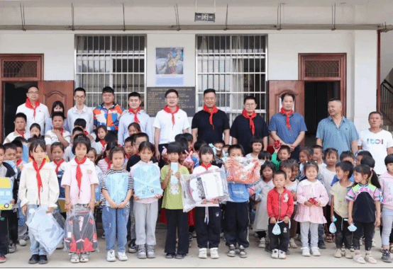 【助力墟落振兴】尊龙凯时青年点亮文山市2018名学生微心愿-尊龙凯时