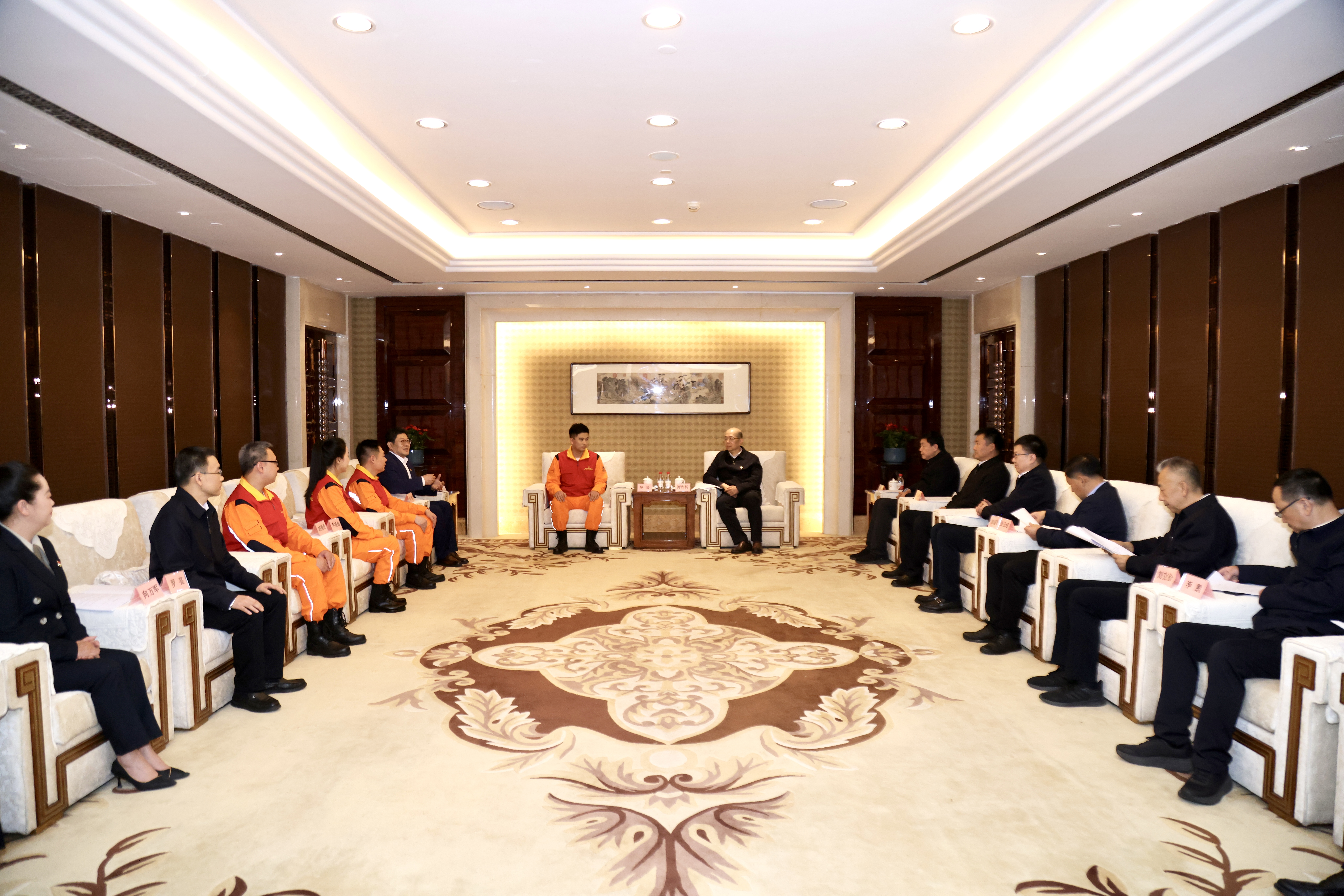 国务院国资委党委举行“时代楷模”高新连心桥党员效劳队先进事迹报告会-尊龙凯时