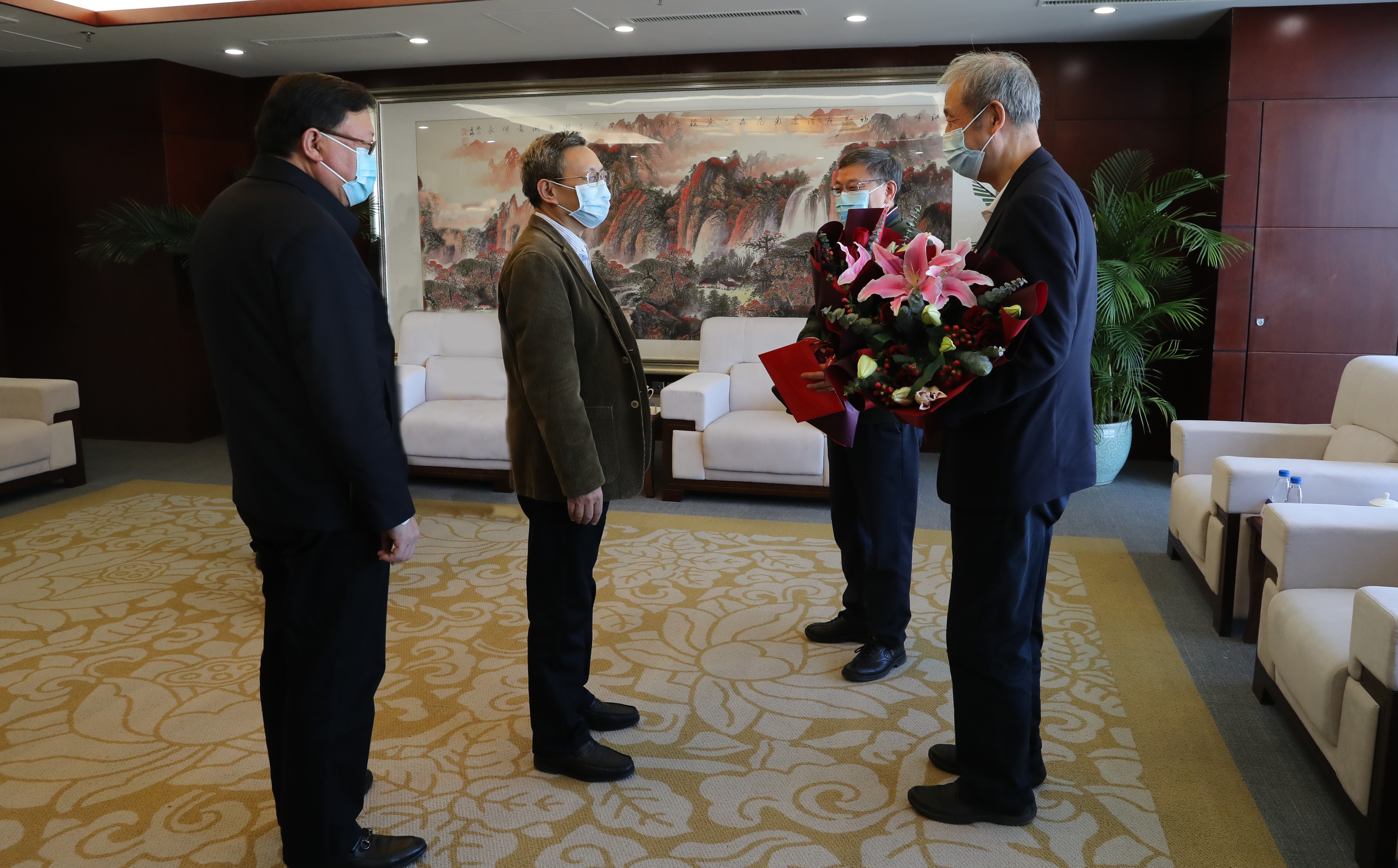 国资委党委走访慰问中央企业老党员老专家天下劳模和统一战线代表人士-尊龙凯时
